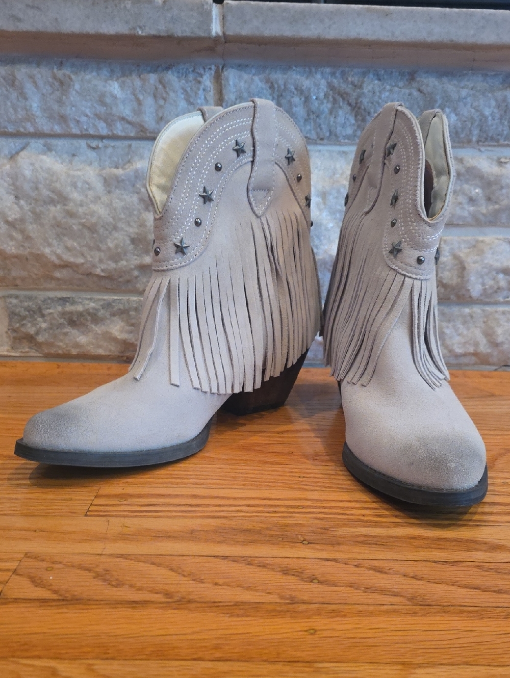 Very Volatile Fringe Western Ankle Boots in Light Taupe. Size 8